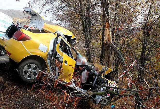 Ağaca çarpan taksi paramparça oldu; yolcu öldü, şoför ağır yaralı